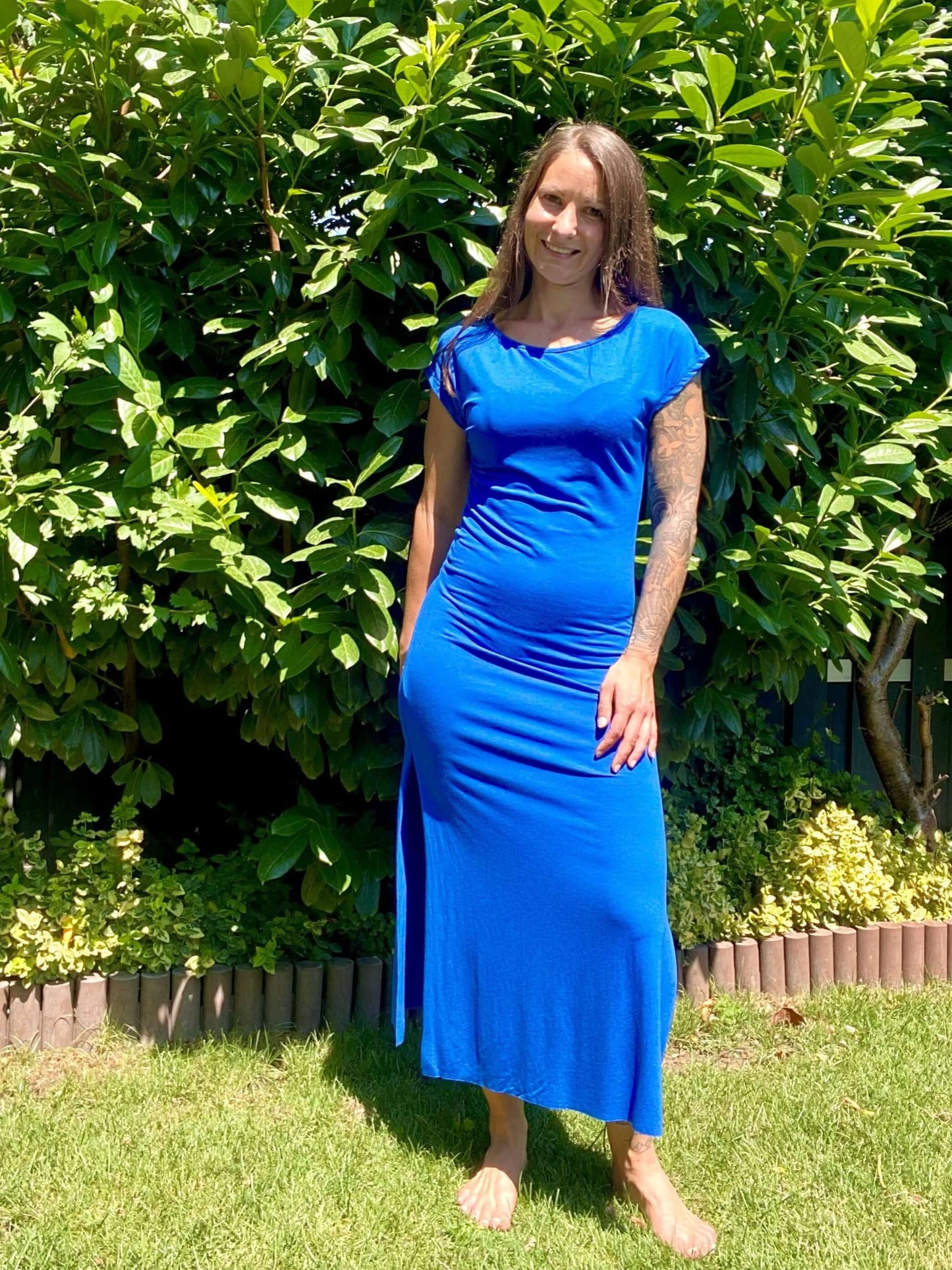 Schlichtes langes Viskosekleid mit seitlichem Schlitz