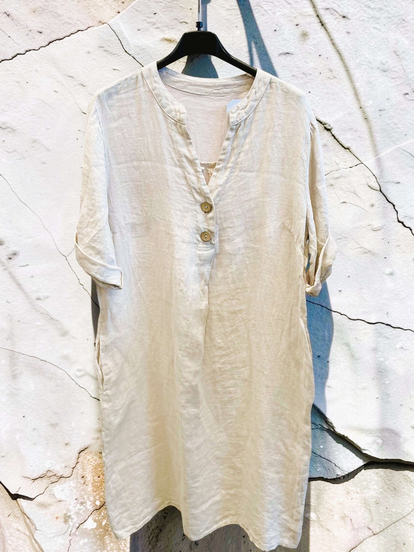 Leinenkleid mit 3/4-Arm und V-Ausschnitt