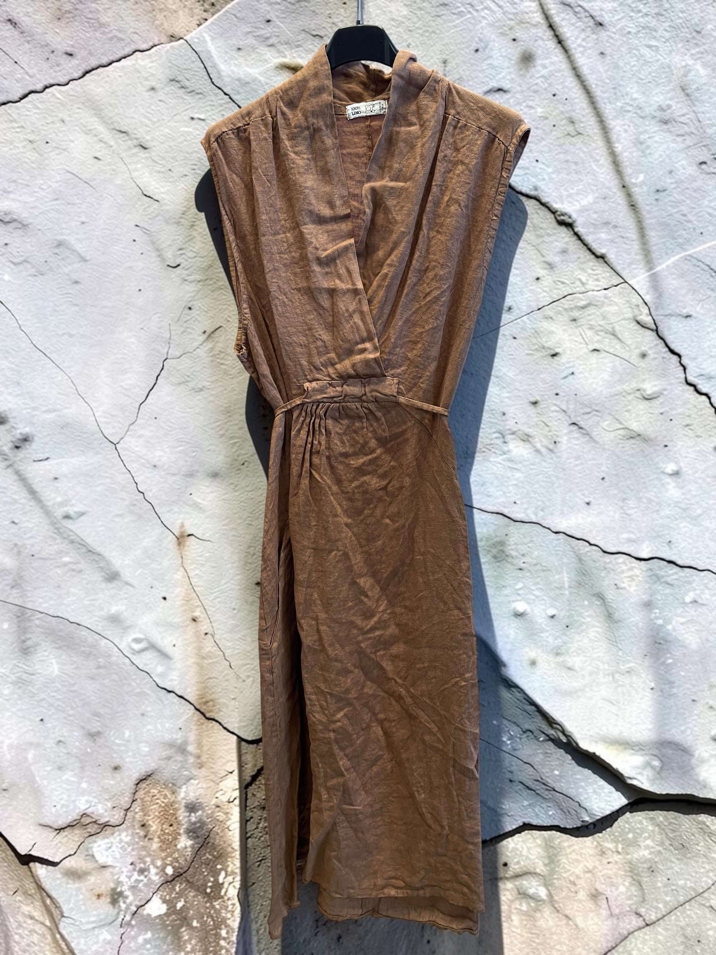 Langes ärmelloses Leinenkleid mit bereiten Trägern und V-Ausschnitt