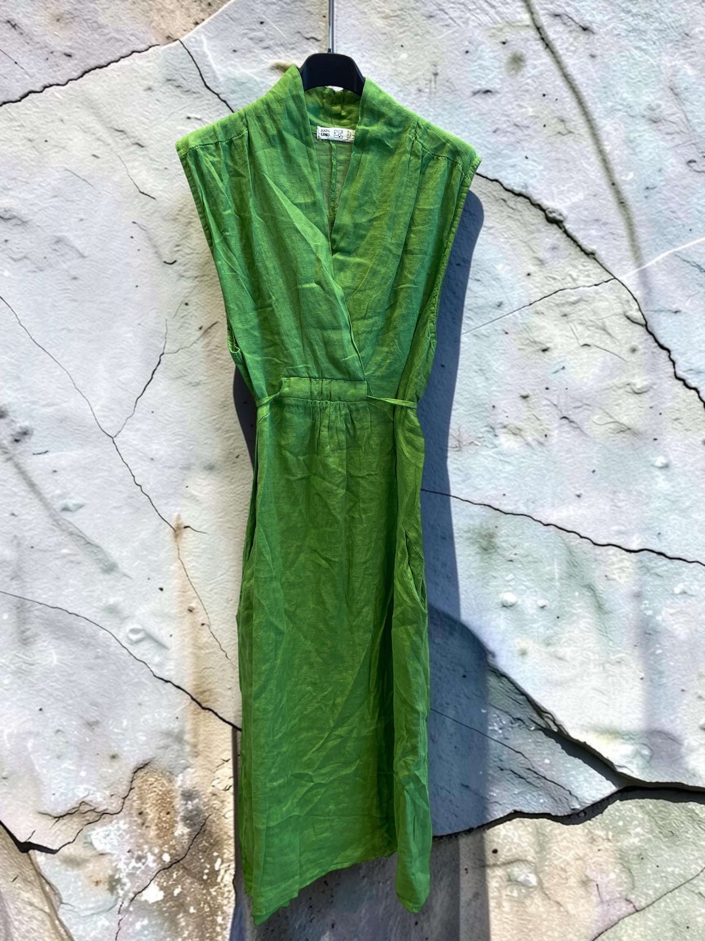 Langes ärmelloses Leinenkleid mit bereiten Trägern und V-Ausschnitt