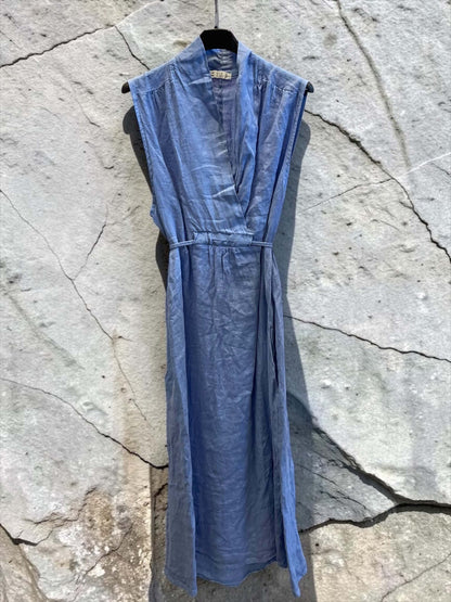Langes ärmelloses Leinenkleid mit bereiten Trägern und V-Ausschnitt