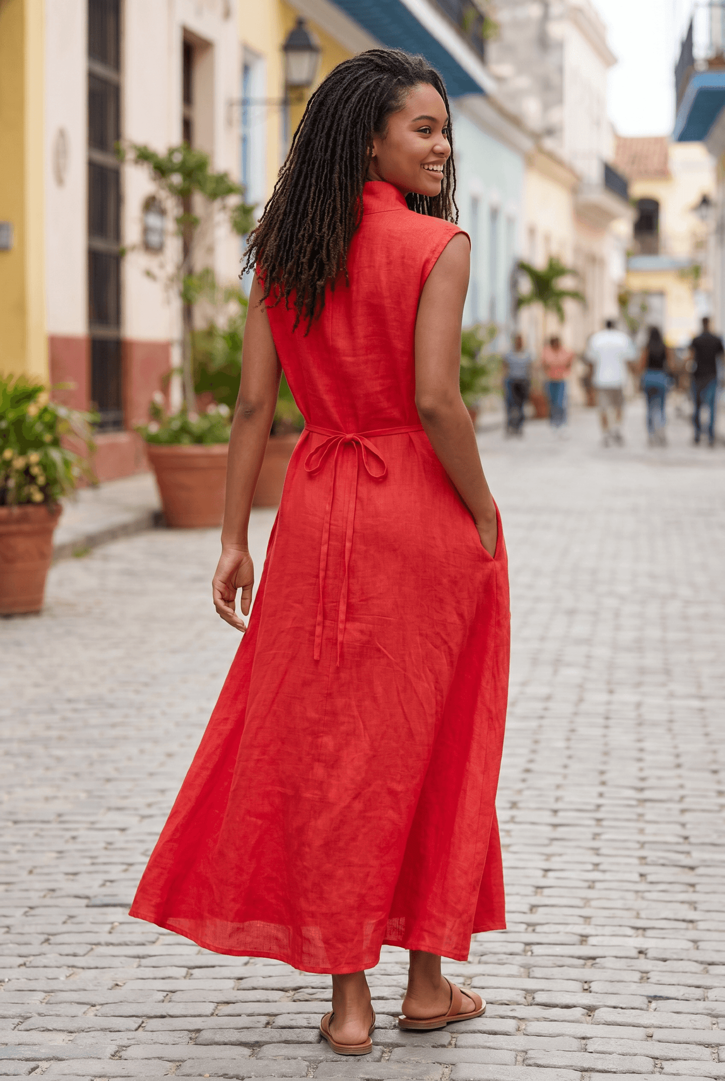 Langes ärmelloses Leinenkleid mit bereiten Trägern und V-Ausschnitt
