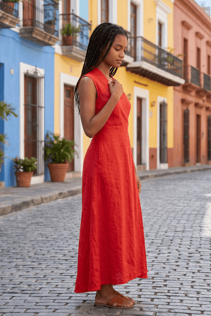 Langes ärmelloses Leinenkleid mit bereiten Trägern und V-Ausschnitt