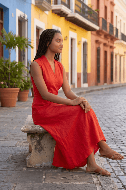 Langes ärmelloses Leinenkleid mit bereiten Trägern und V-Ausschnitt