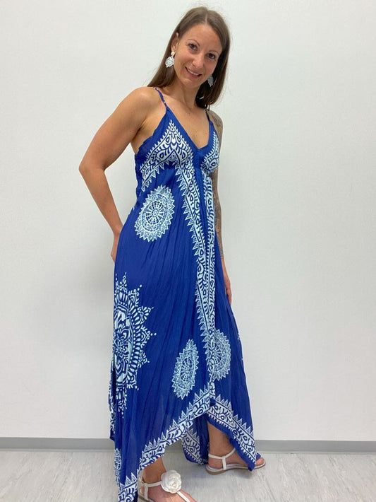 Dünnes langes asymmetrisches Kleid mit Spaghettiträgern