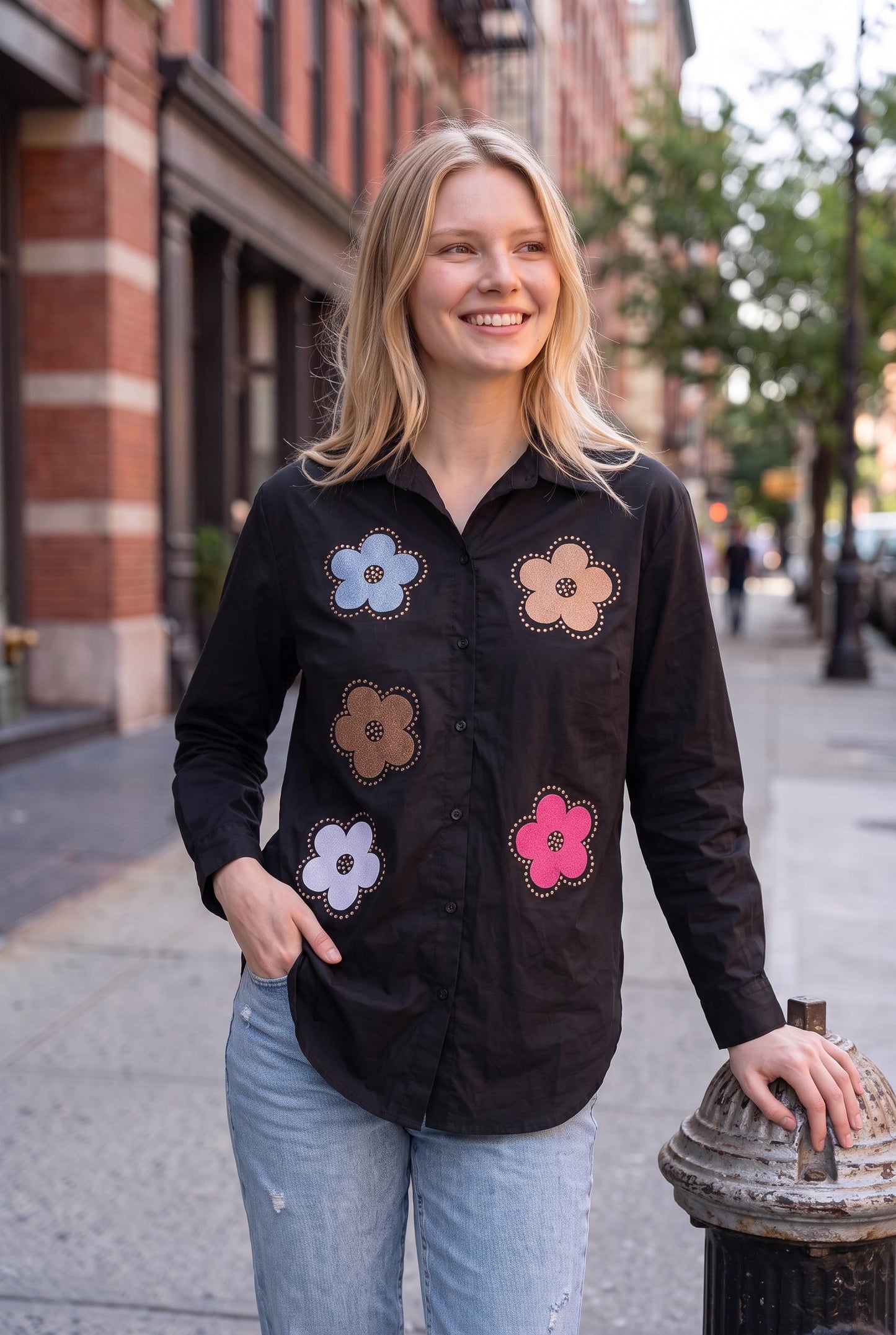 Schwarze Hemdbluse aus Baumwolle mit bunten Blumen