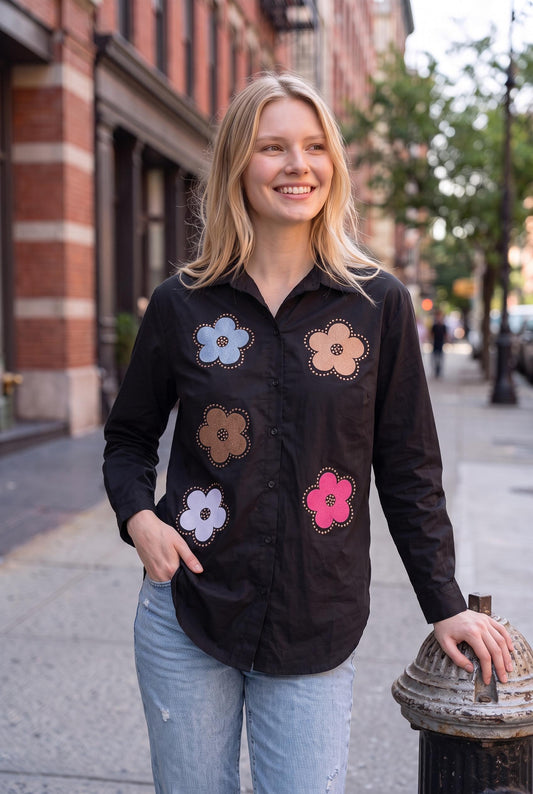 Schwarze Hemdbluse aus Baumwolle mit bunten Blumen