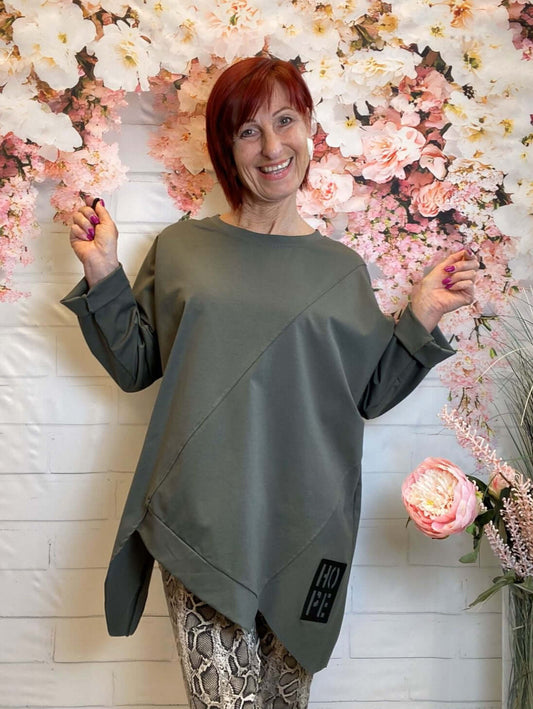 Größeres asymmetrisches Langarmshirt