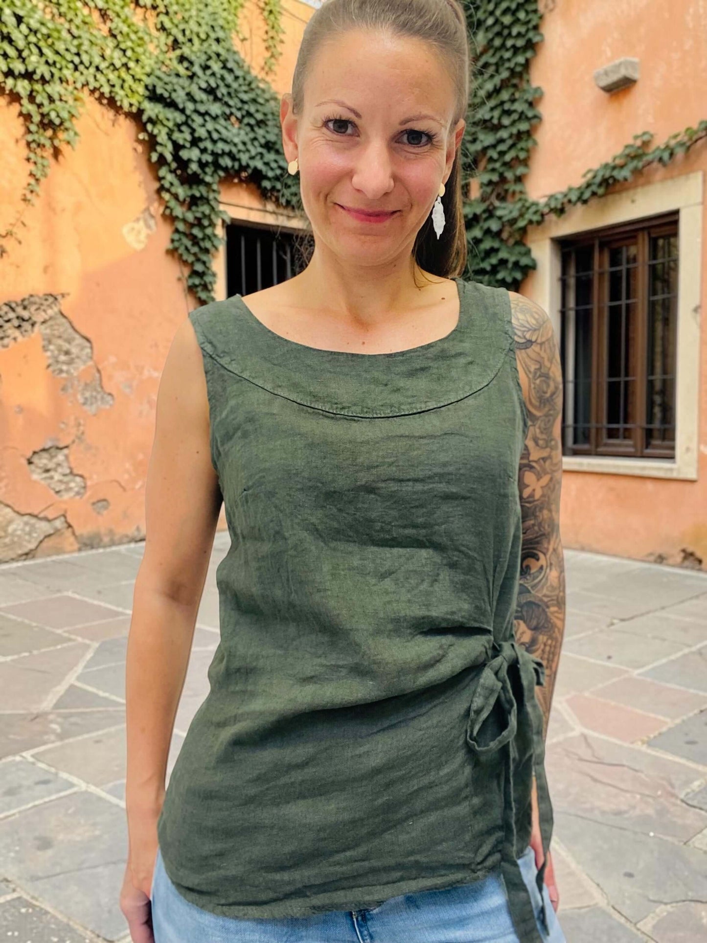Schönes Leinen-Top mit seitlicher Masche