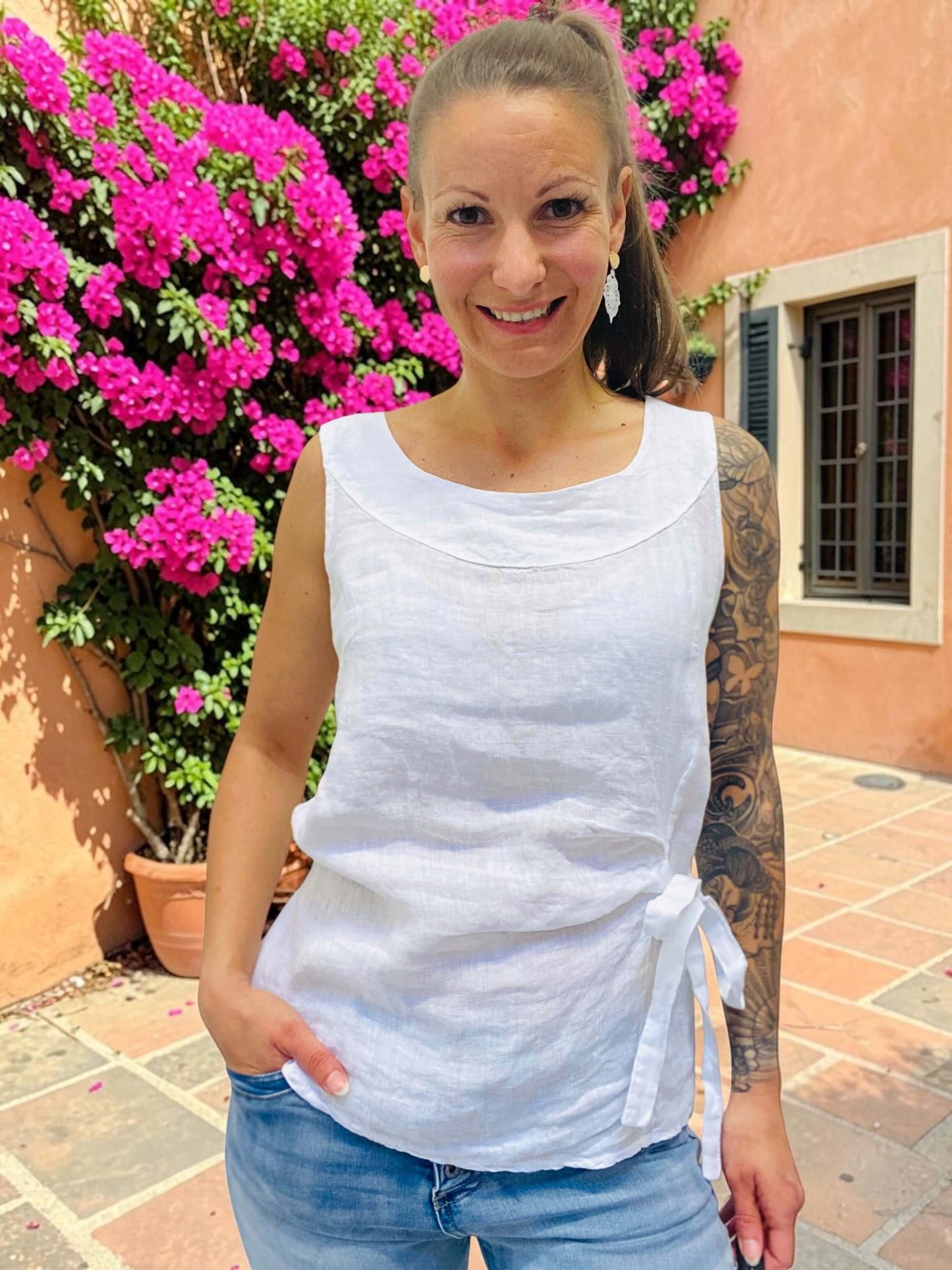 Schönes Leinen-Top mit seitlicher Masche