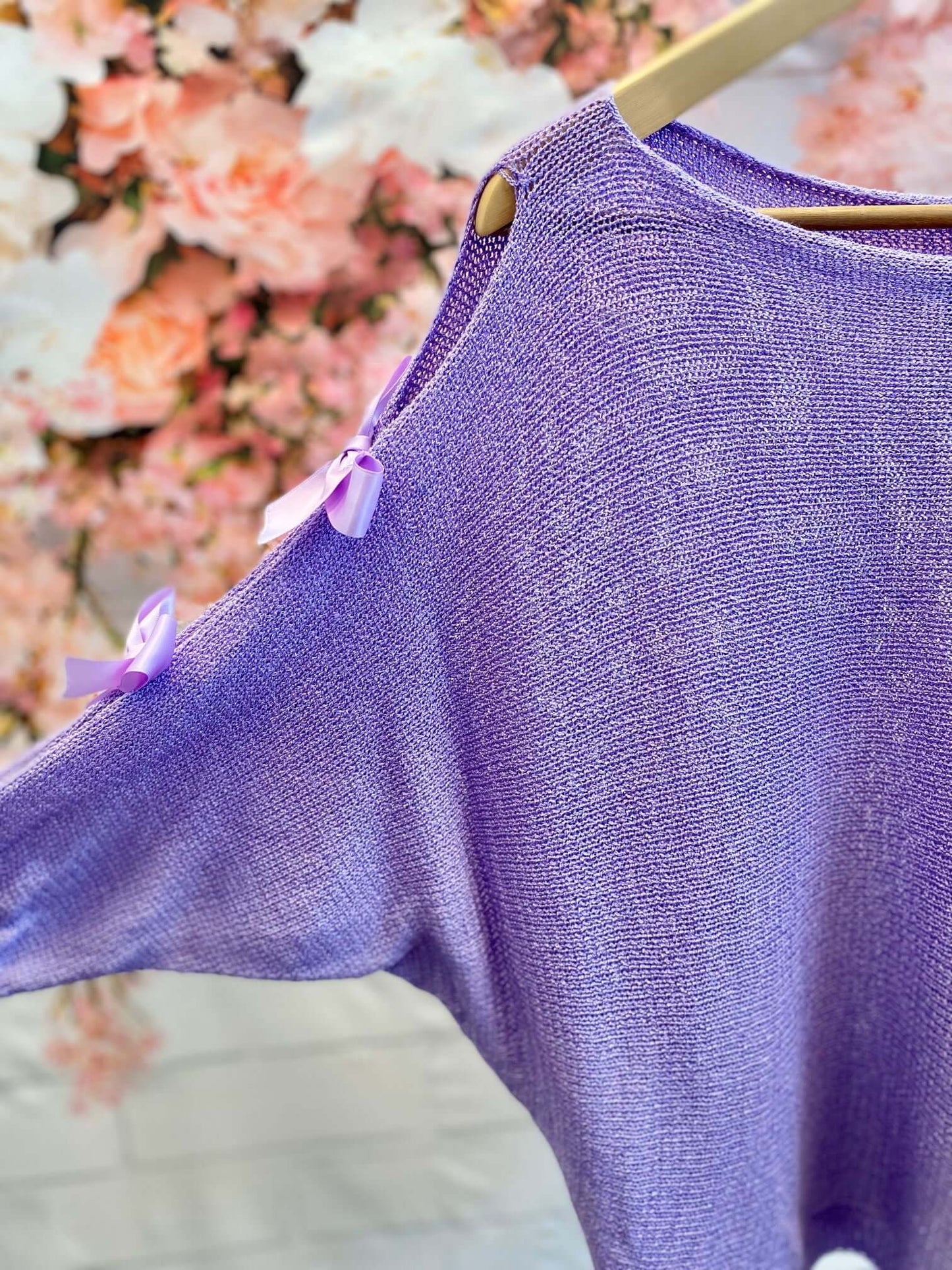 Netzpullover mit Cut-Out & Schleifen