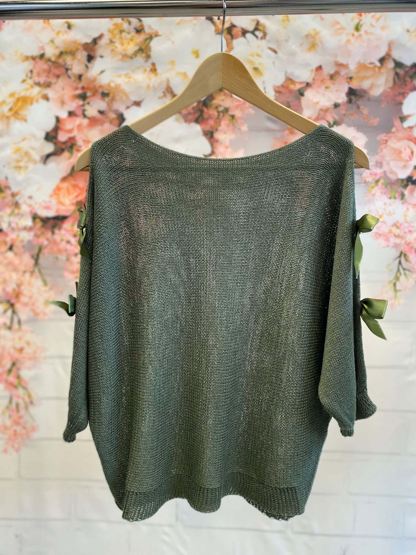 Netzpullover mit Cut-Out & Schleifen