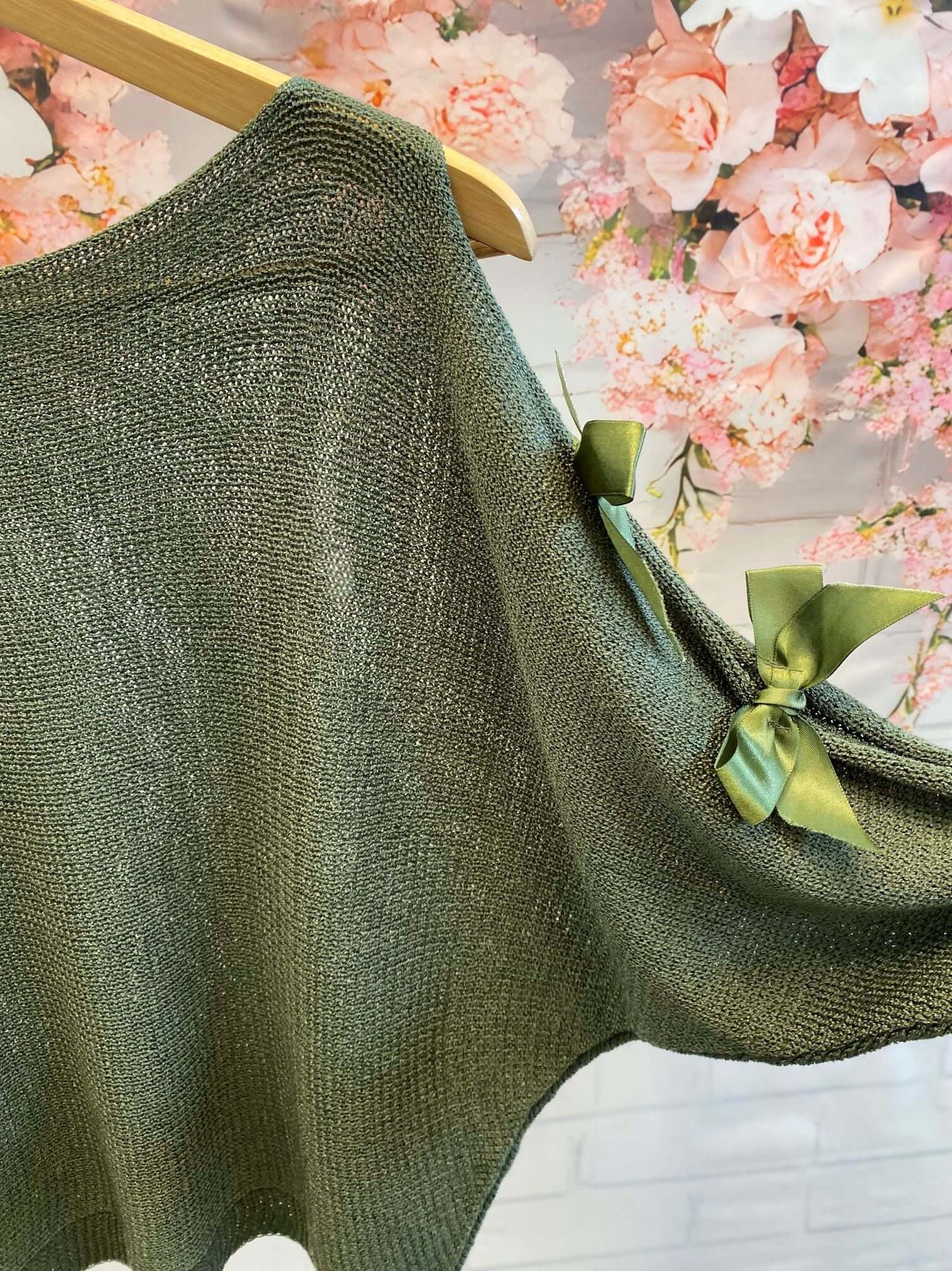 Netzpullover mit Cut-Out & Schleifen