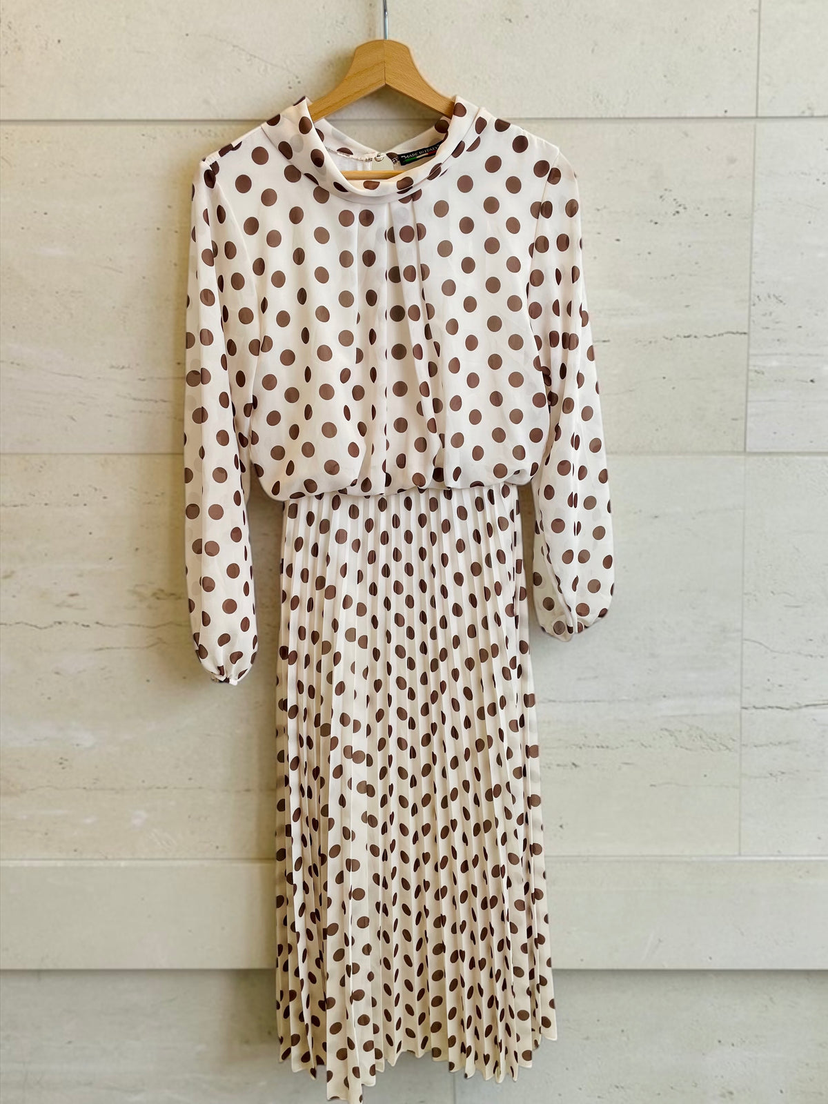 Langes gepunktetes Plissee-Kleid mit Ballonärmeln - langarm