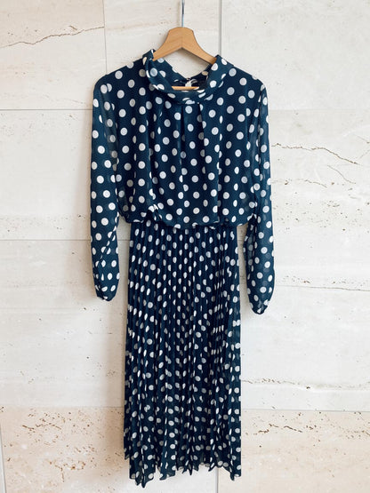 Langes gepunktetes Plissee-Kleid mit Ballonärmeln - langarm