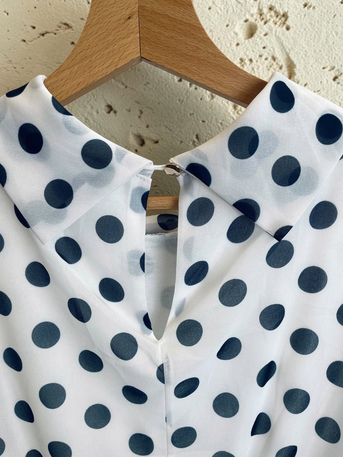Langes gepunktetes Plissee-Kleid mit Ballonärmeln - langarm