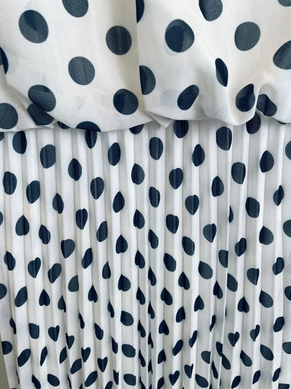 Langes gepunktetes Plissee-Kleid mit Ballonärmeln - langarm
