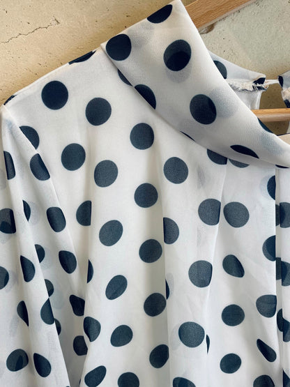 Langes gepunktetes Plissee-Kleid mit Ballonärmeln - langarm