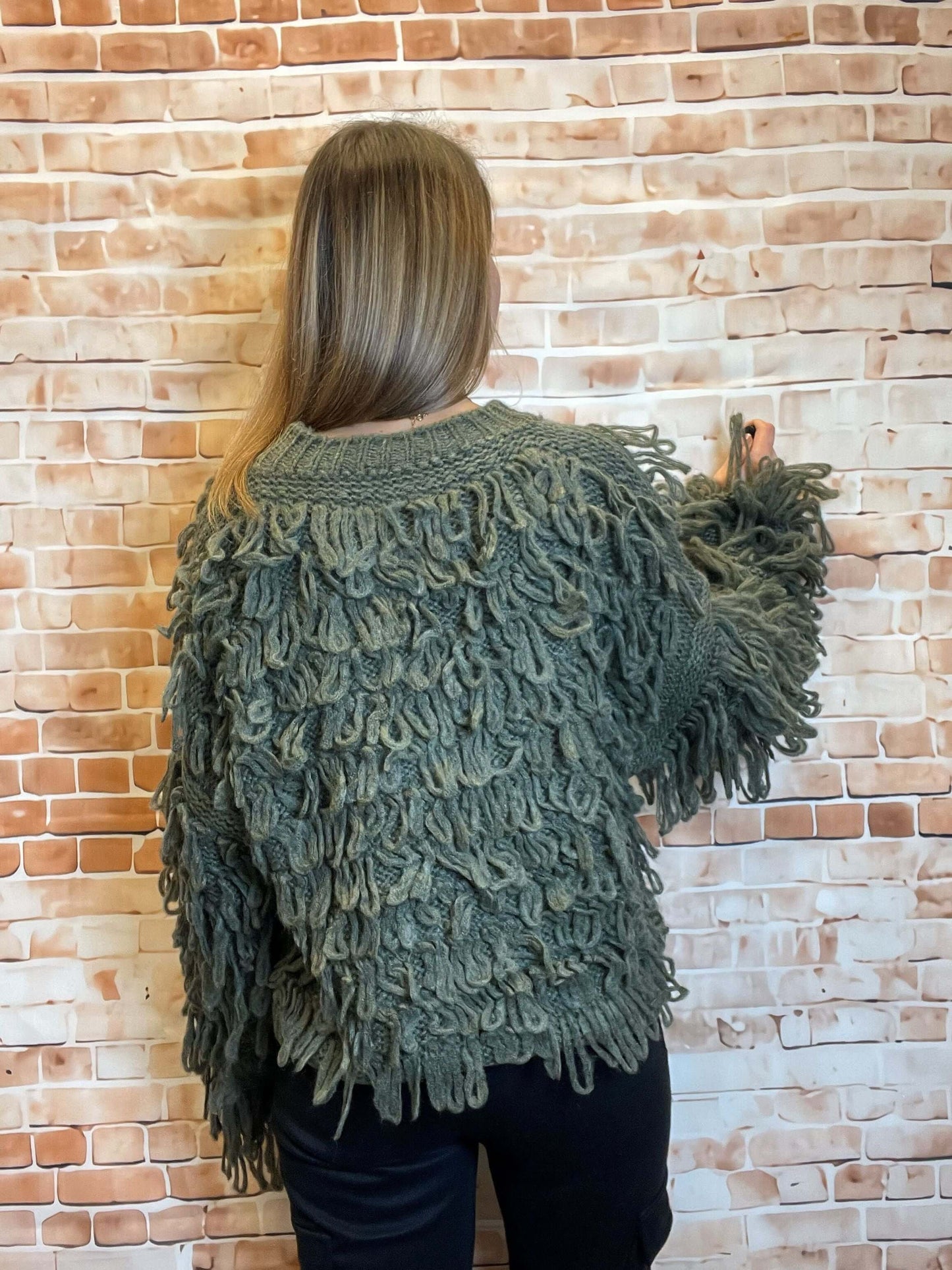 Zotteliger Pullover in Olivgrün