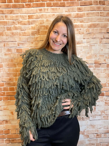 Zotteliger Pullover in Olivgrün