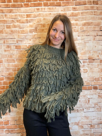 Zotteliger Pullover in Olivgrün