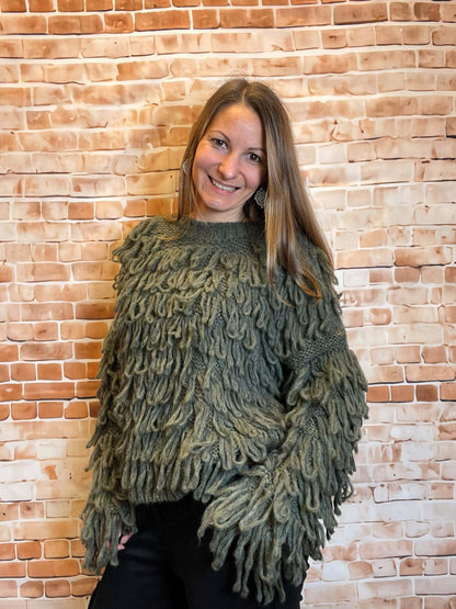 Zotteliger Pullover in Olivgrün