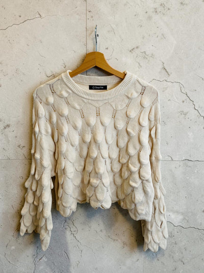Kürzerer Strickpullover mit 3D-Blättermuster