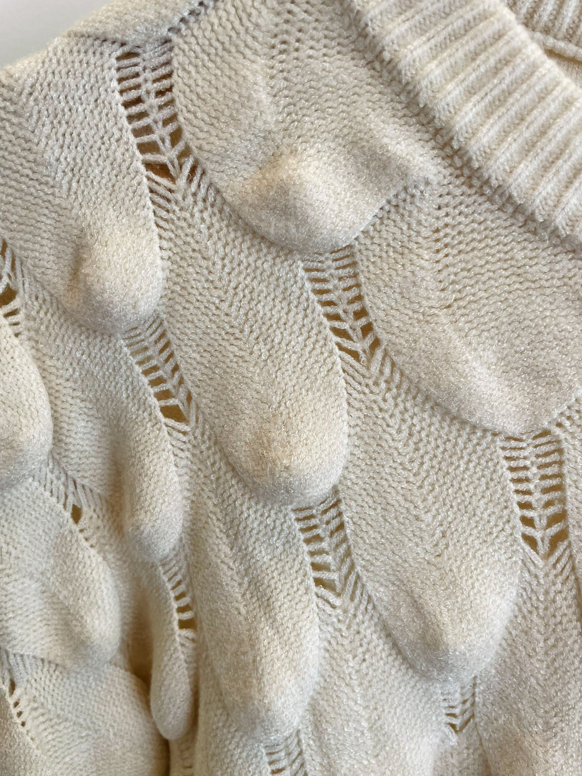 Kürzerer Strickpullover mit 3D-Blättermuster