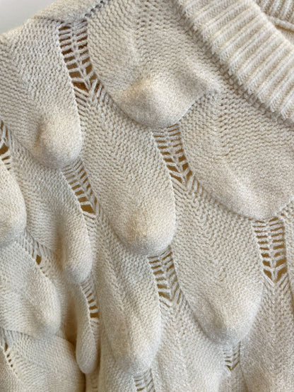 Kürzerer Strickpullover mit 3D-Blättermuster