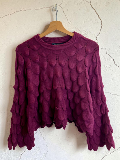 Kürzerer Strickpullover mit 3D-Blättermuster