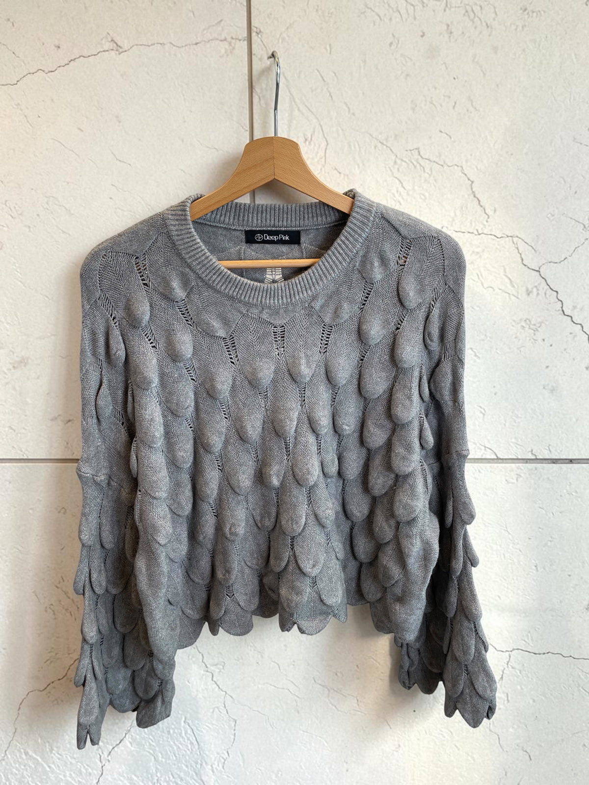 Kürzerer Strickpullover mit 3D-Blättermuster