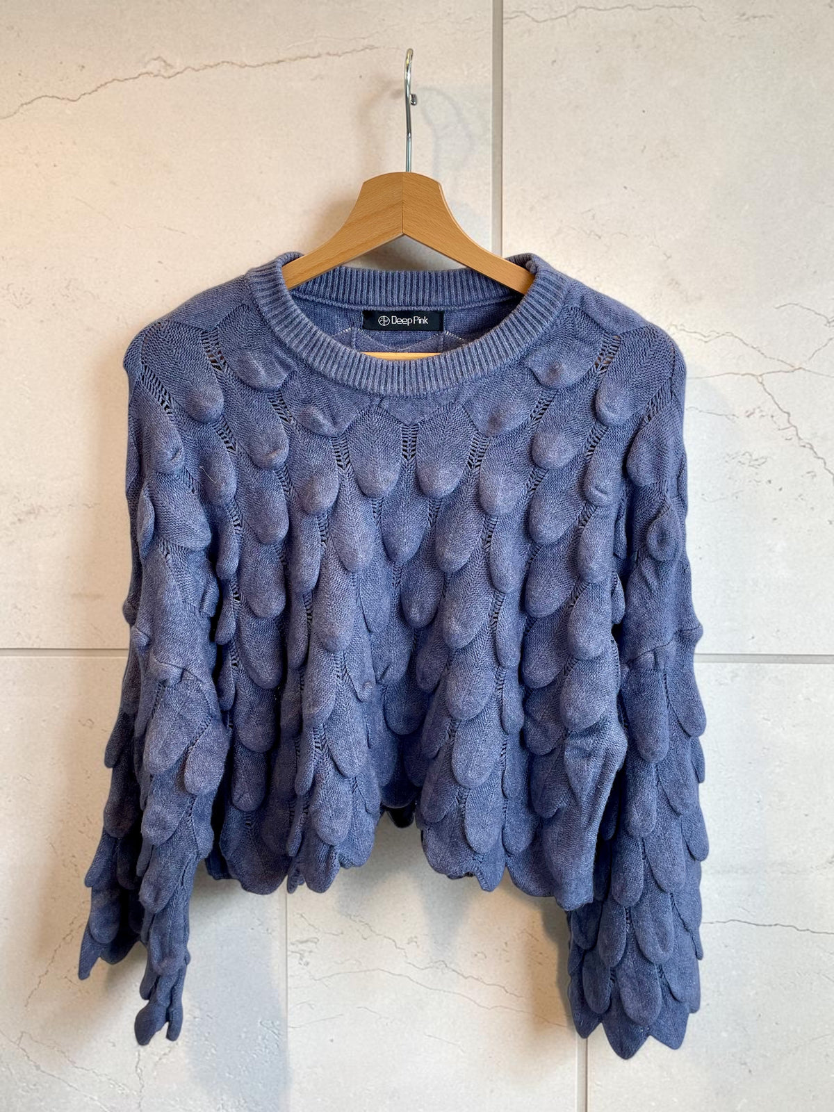 Kürzerer Strickpullover mit 3D-Blättermuster