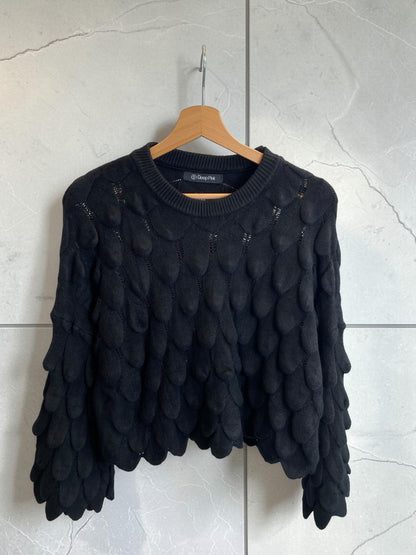 Kürzerer Strickpullover mit 3D-Blättermuster