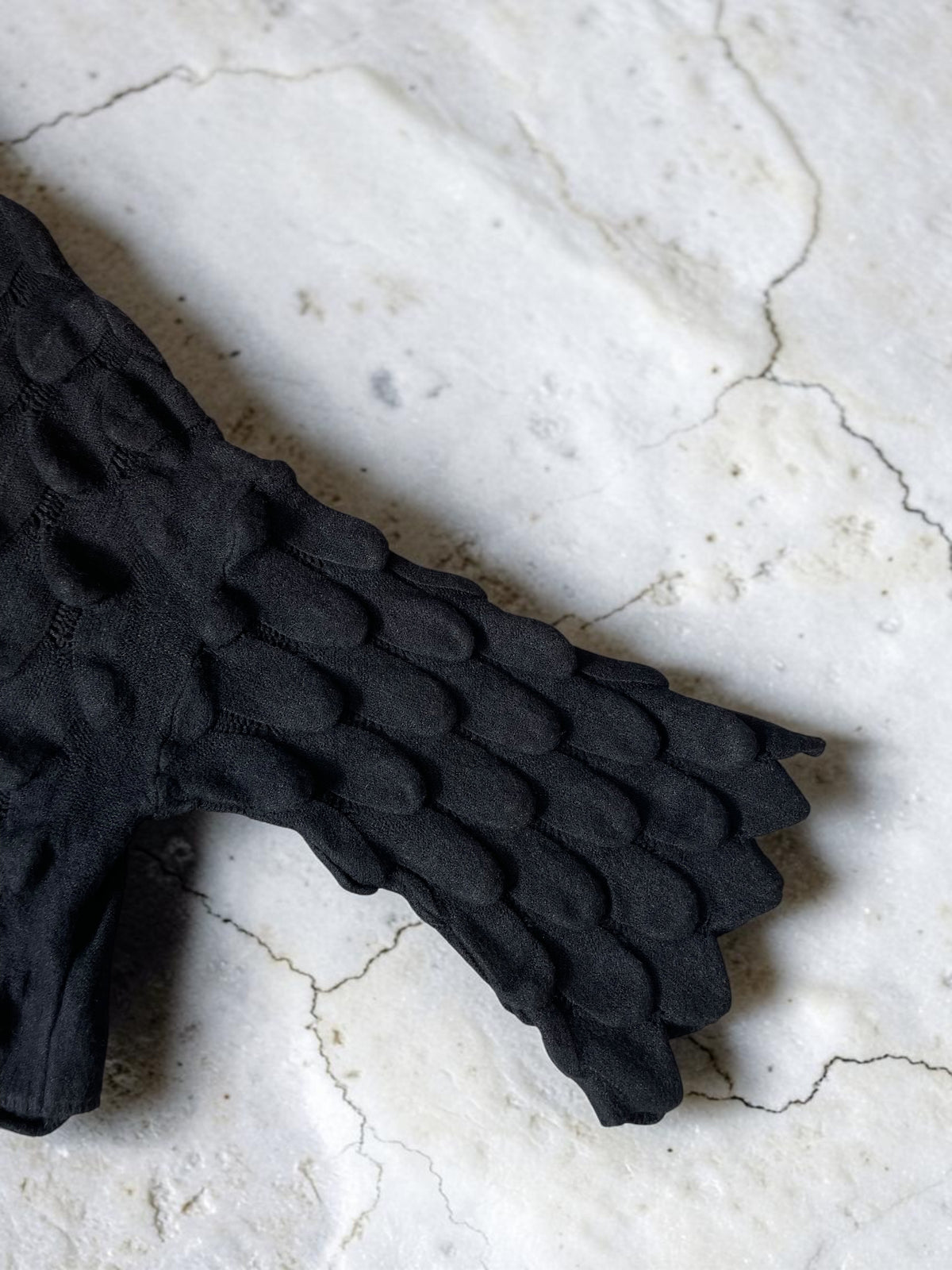 Kürzerer Strickpullover mit 3D-Blättermuster