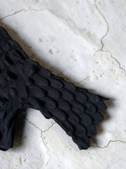 Kürzerer Strickpullover mit 3D-Blättermuster