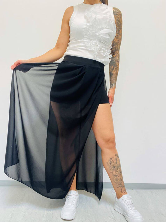 Bodenlanger transparenter Rock mit seitlichem Schlitz