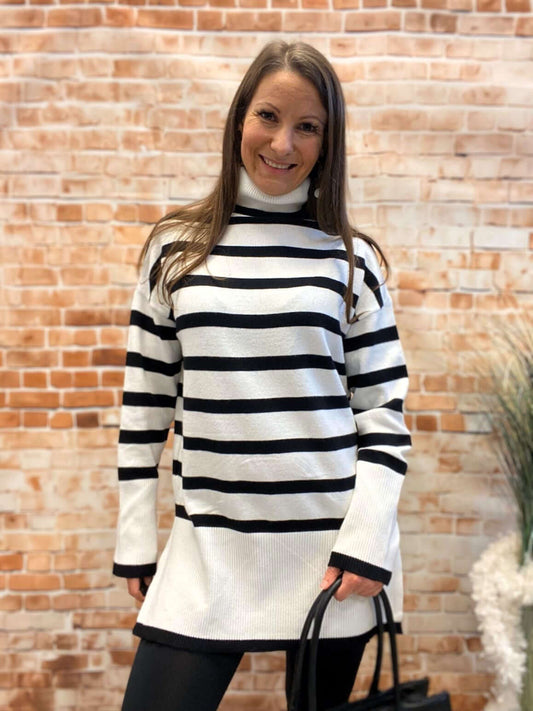 Gestreifter Rollkragenpullover mit seitlichem Schlitz