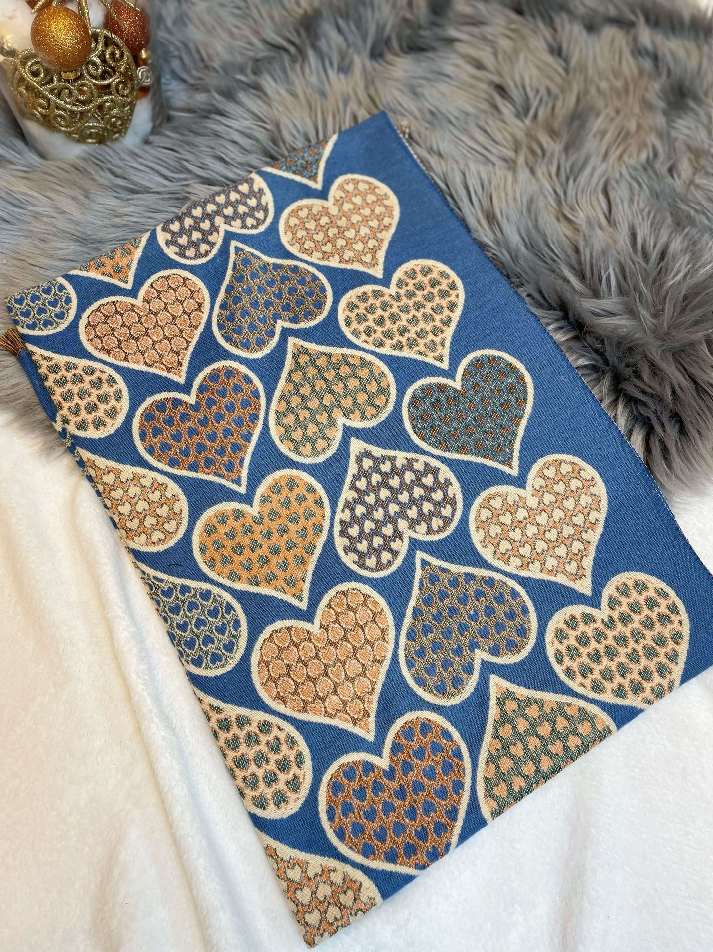 Schal mit großen Herzen