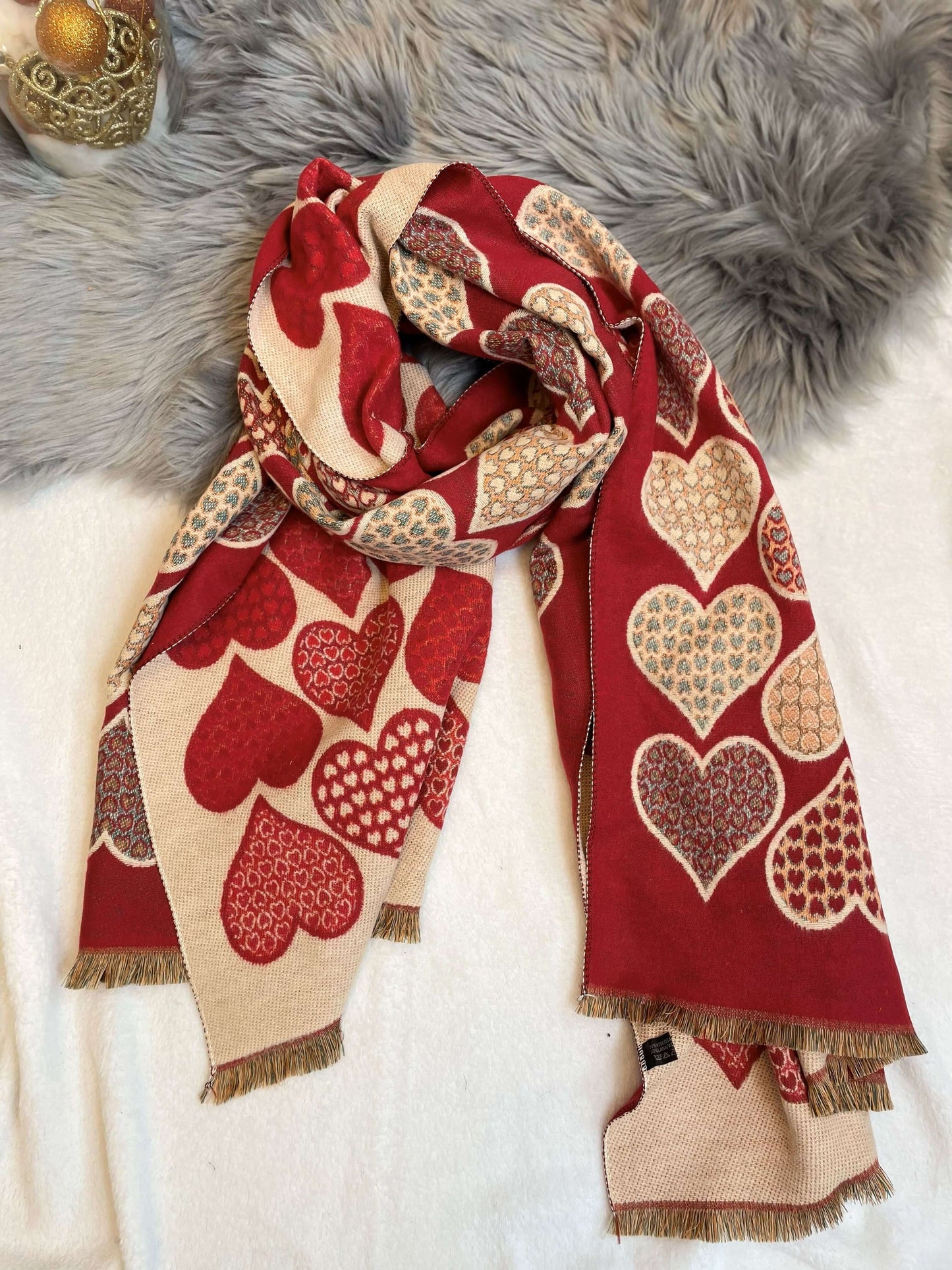 Schal mit großen Herzen