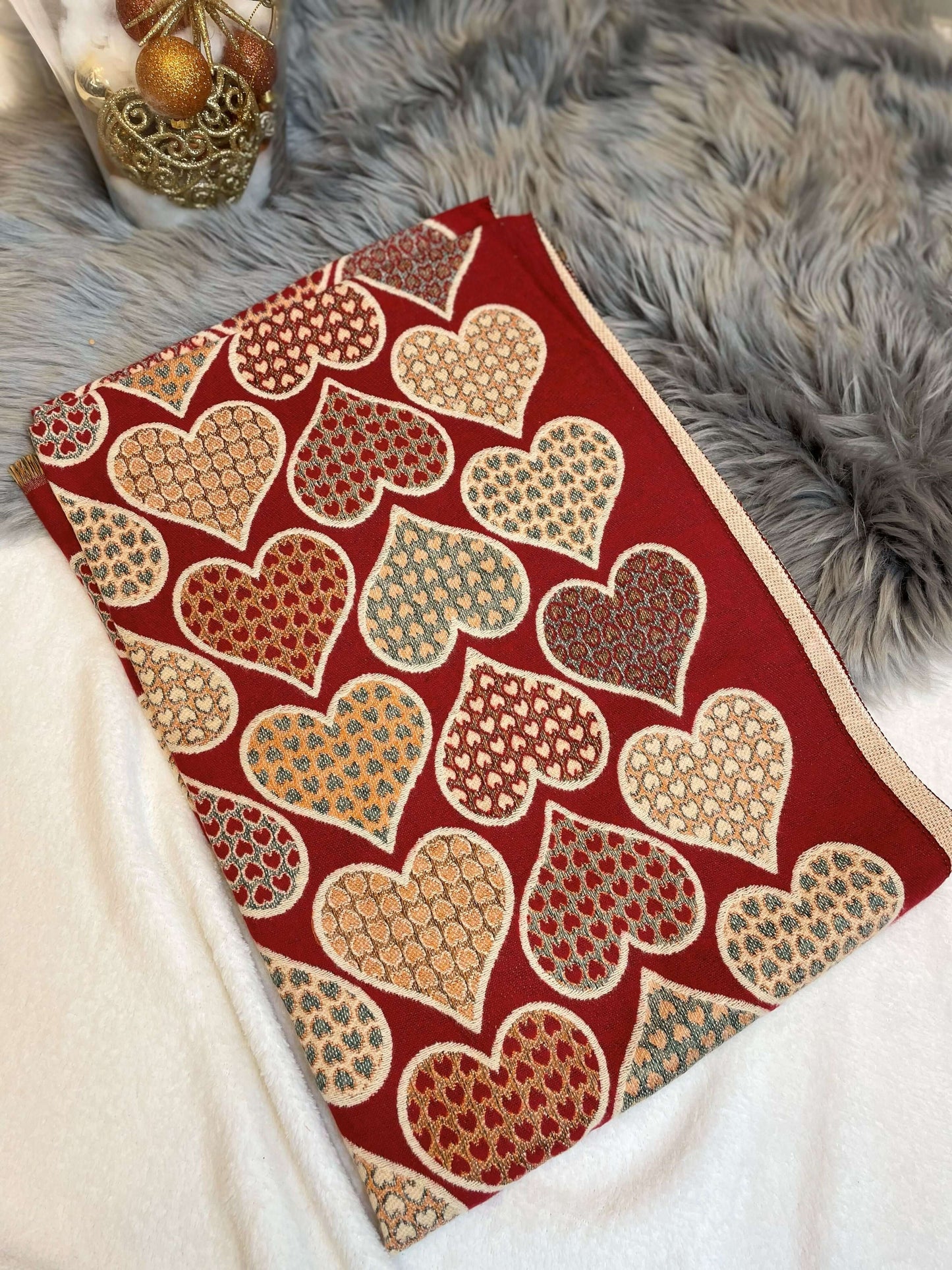 Schal mit großen Herzen