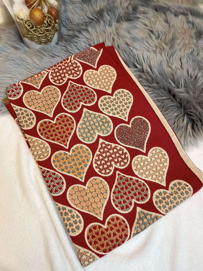 Schal mit großen Herzen