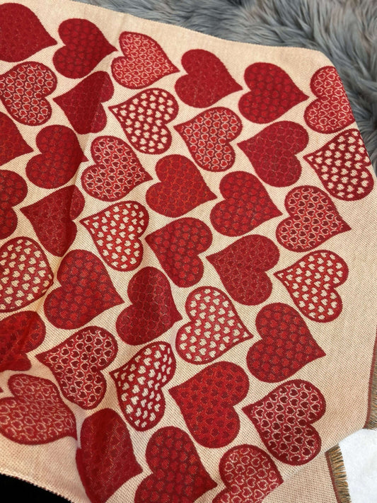 Schal mit großen Herzen