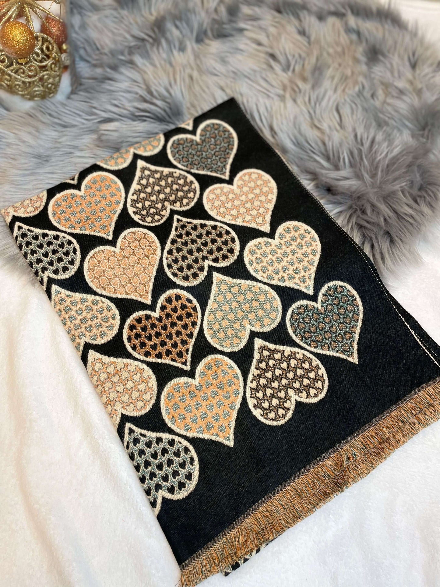 Schal mit großen Herzen