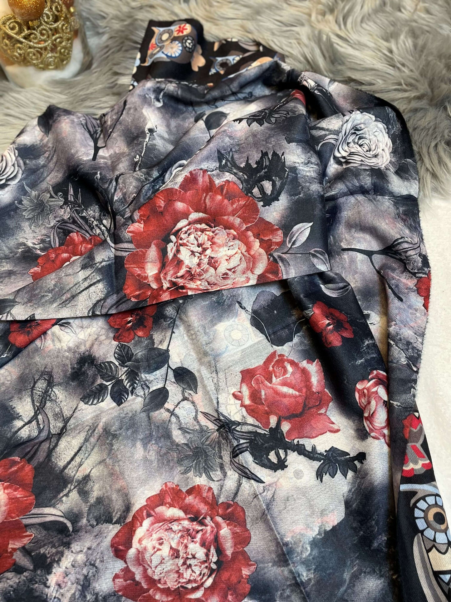 Bunter Schal mit Eulen-Motiv