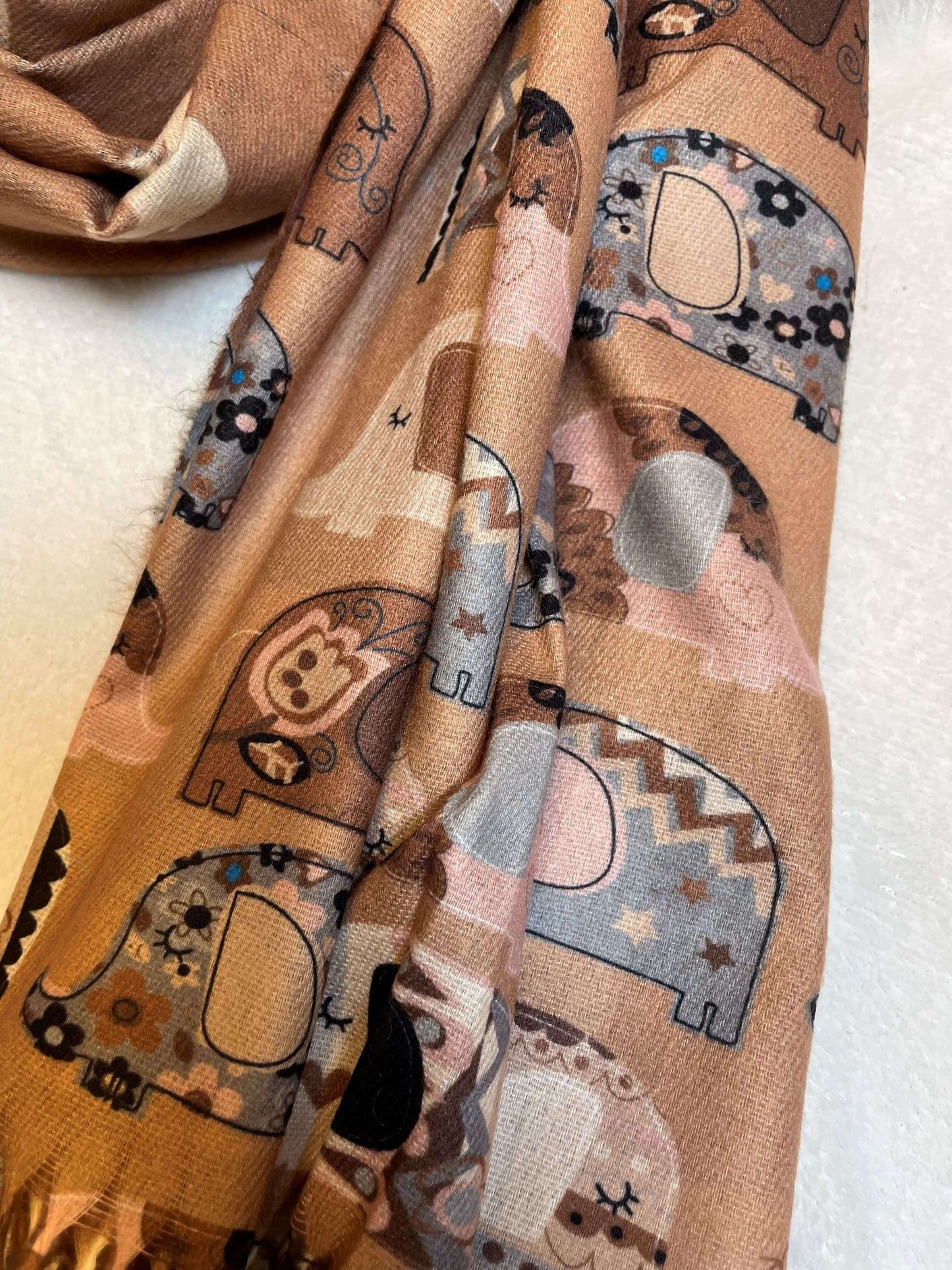 Bunter Schal mit Elefanten-Motiv