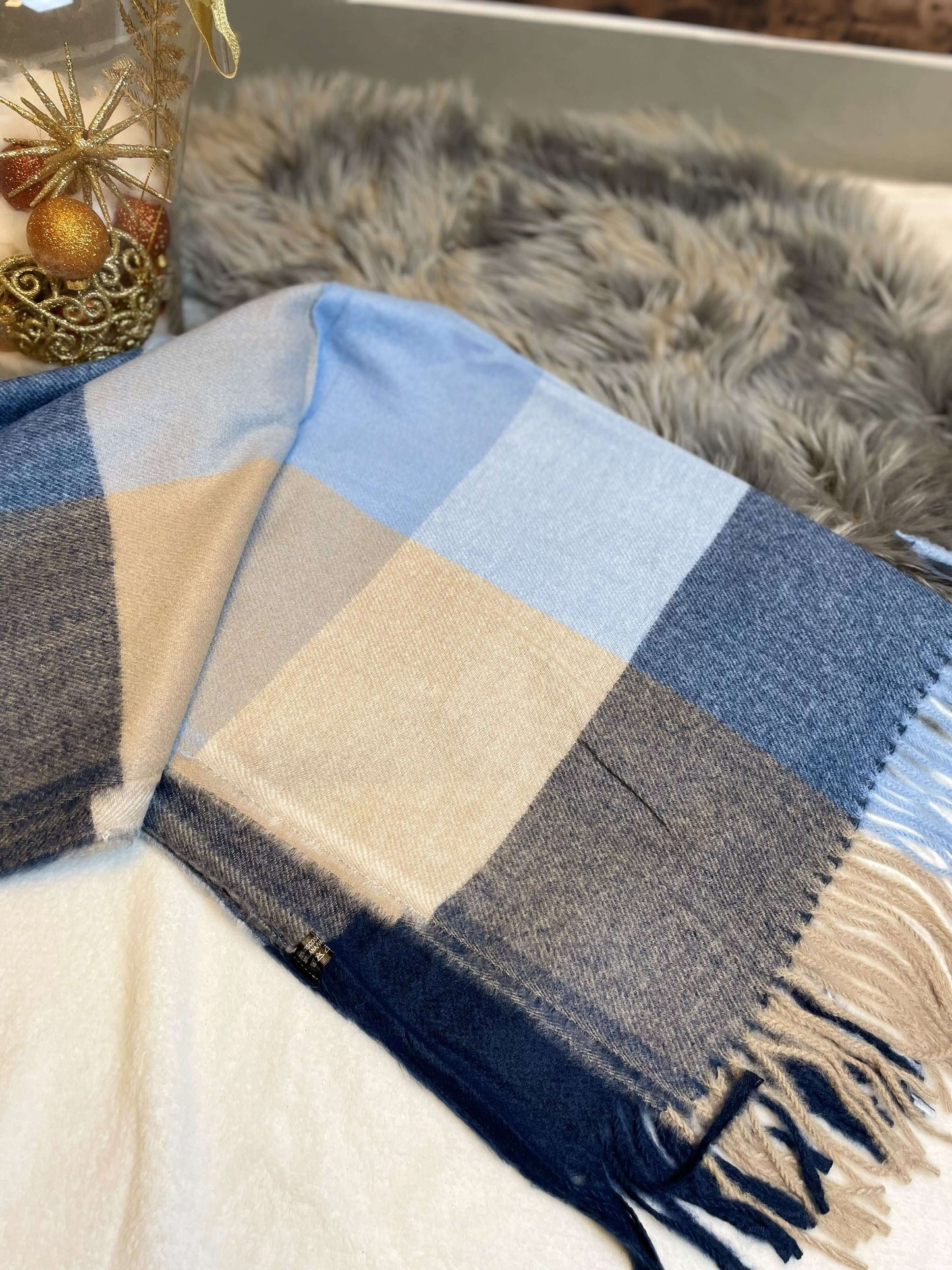 Groß karierter dünner Wollschal mit Fransen