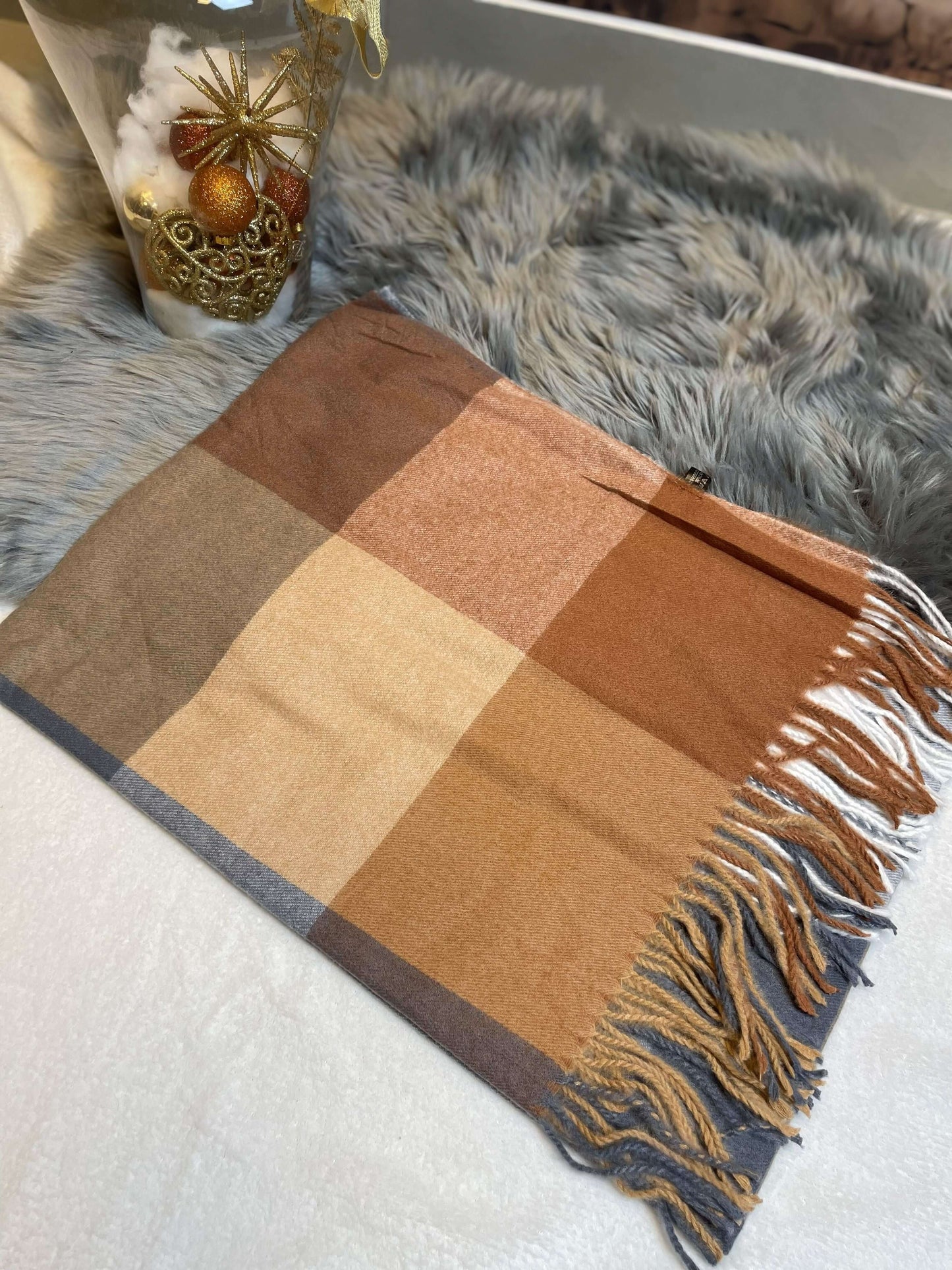 Groß karierter dünner Wollschal mit Fransen