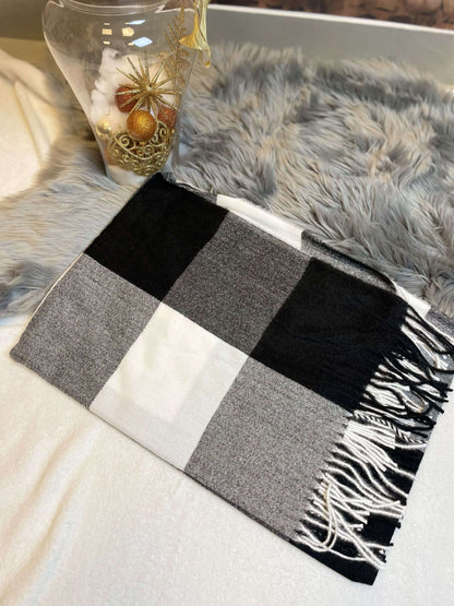 Groß karierter dünner Wollschal mit Fransen