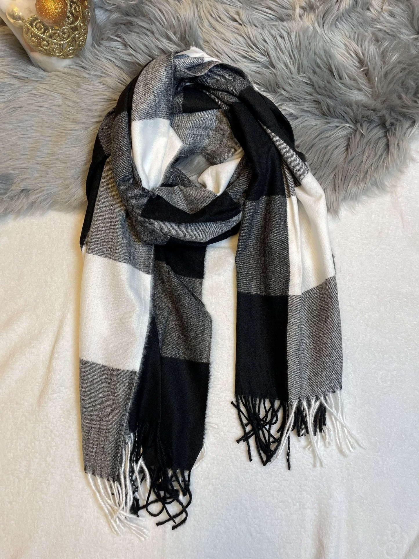 Groß karierter dünner Wollschal mit Fransen