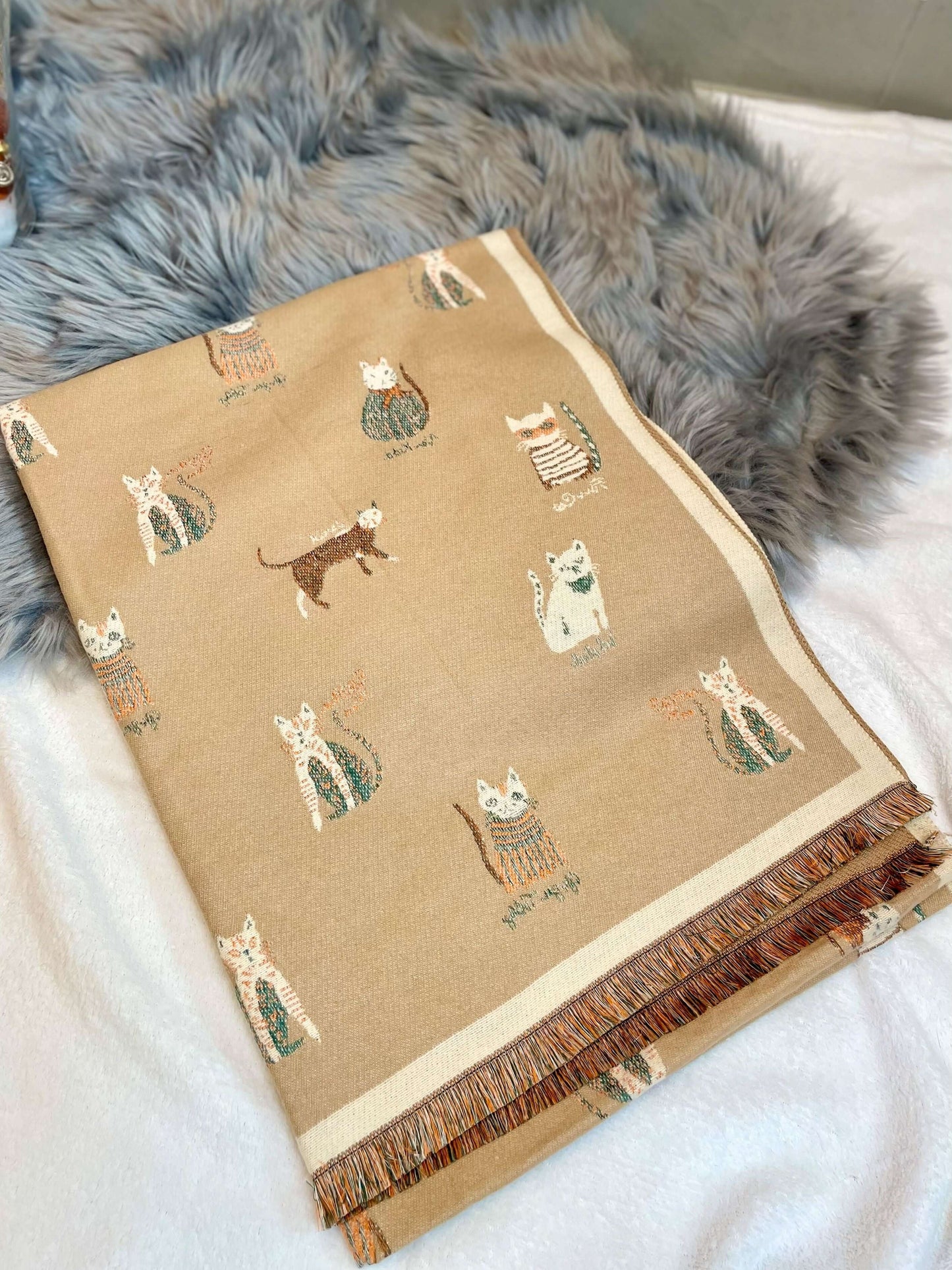 Schal mit kleinen Katzen